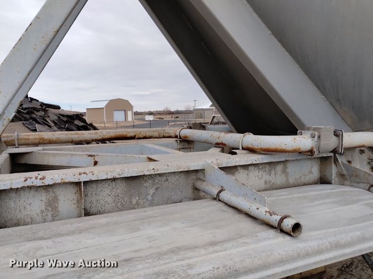 image for item DQ5969 1984 Hobbs HAB-F2-J 1000 pneumatic dry bulk trailer