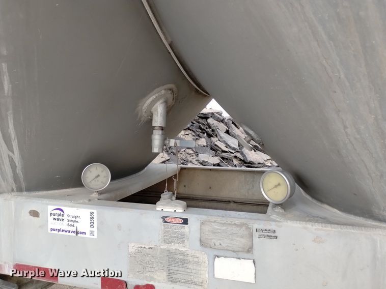 image for item DQ5969 1984 Hobbs HAB-F2-J 1000 pneumatic dry bulk trailer