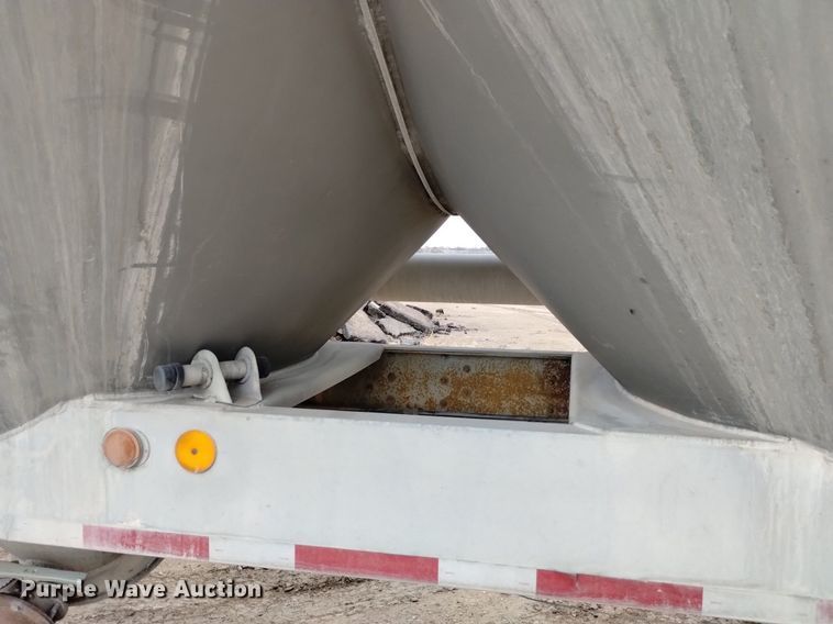 image for item DQ5969 1984 Hobbs HAB-F2-J 1000 pneumatic dry bulk trailer