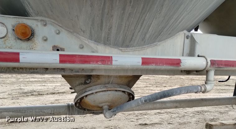 image for item DQ5969 1984 Hobbs HAB-F2-J 1000 pneumatic dry bulk trailer