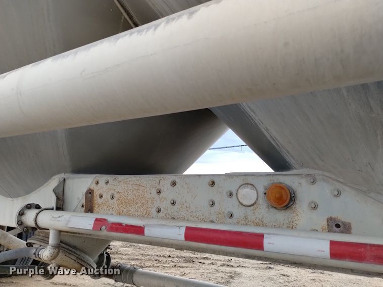 image for item DQ5969 1984 Hobbs HAB-F2-J 1000 pneumatic dry bulk trailer