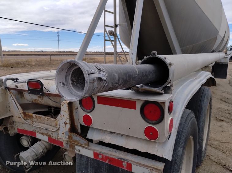 image for item DQ5969 1984 Hobbs HAB-F2-J 1000 pneumatic dry bulk trailer