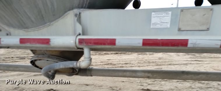 image for item DQ5969 1984 Hobbs HAB-F2-J 1000 pneumatic dry bulk trailer