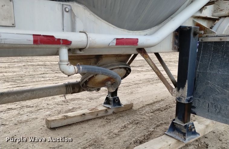 image for item DQ5969 1984 Hobbs HAB-F2-J 1000 pneumatic dry bulk trailer