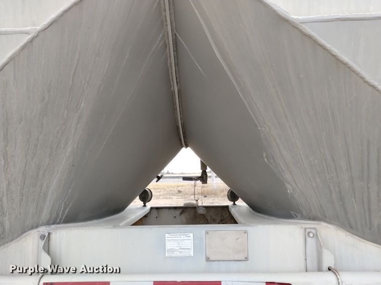 image for item DQ5969 1984 Hobbs HAB-F2-J 1000 pneumatic dry bulk trailer