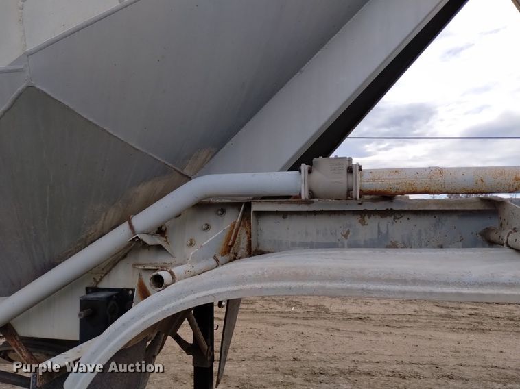 image for item DQ5969 1984 Hobbs HAB-F2-J 1000 pneumatic dry bulk trailer