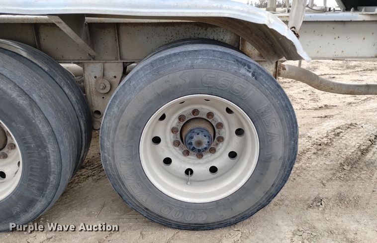 image for item DQ5969 1984 Hobbs HAB-F2-J 1000 pneumatic dry bulk trailer