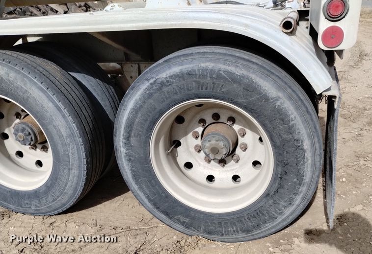 image for item DQ5969 1984 Hobbs HAB-F2-J 1000 pneumatic dry bulk trailer