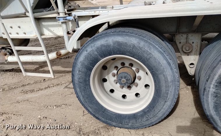 image for item DQ5969 1984 Hobbs HAB-F2-J 1000 pneumatic dry bulk trailer