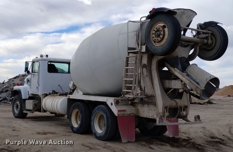 image for item DQ5975 1999 International 5000 ready mix truck