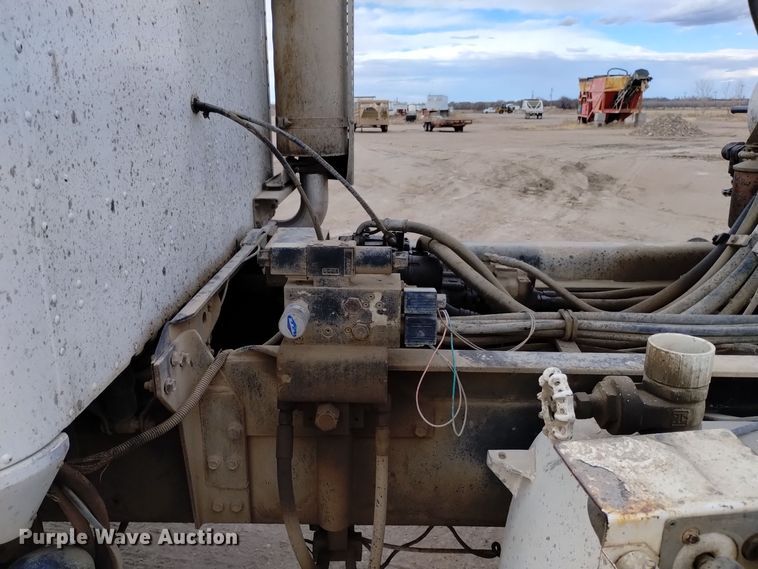 image for item DQ5975 1999 International 5000 ready mix truck