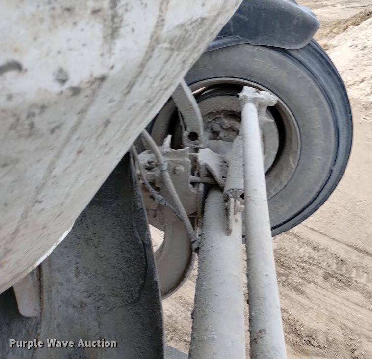 image for item DQ5975 1999 International 5000 ready mix truck