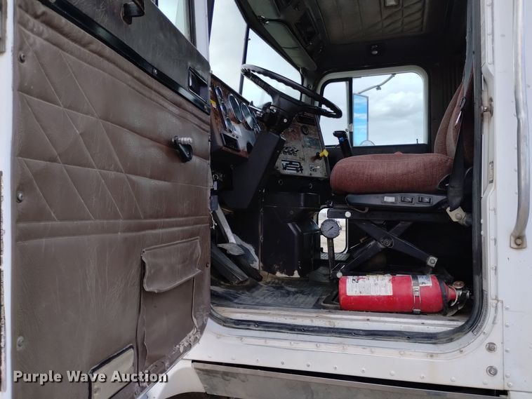 image for item DQ5975 1999 International 5000 ready mix truck