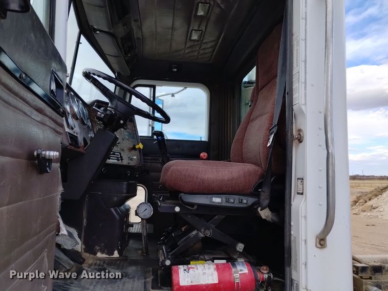 image for item DQ5975 1999 International 5000 ready mix truck