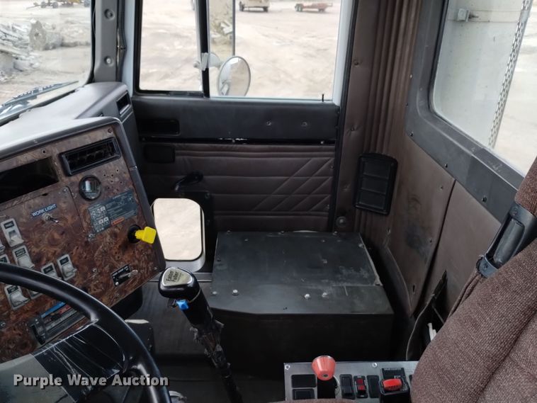 image for item DQ5975 1999 International 5000 ready mix truck