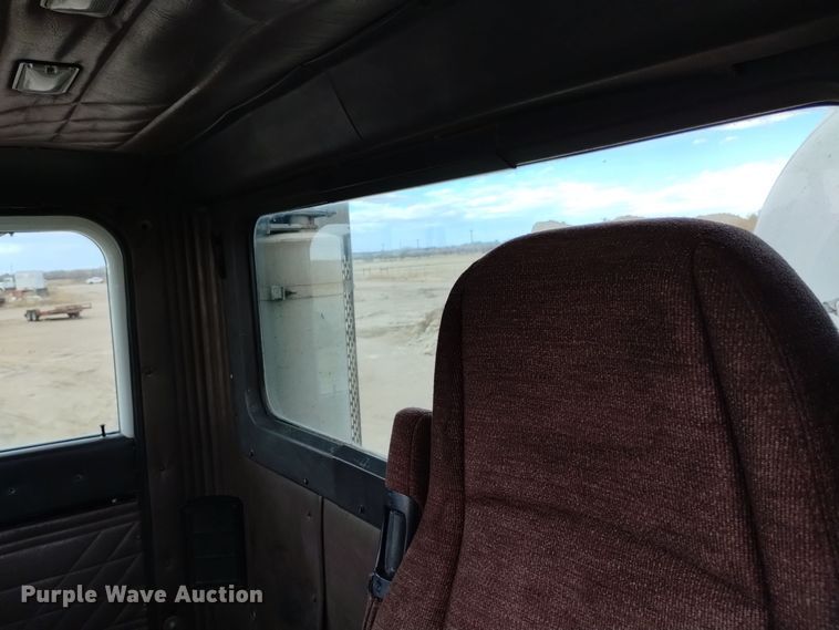 image for item DQ5975 1999 International 5000 ready mix truck