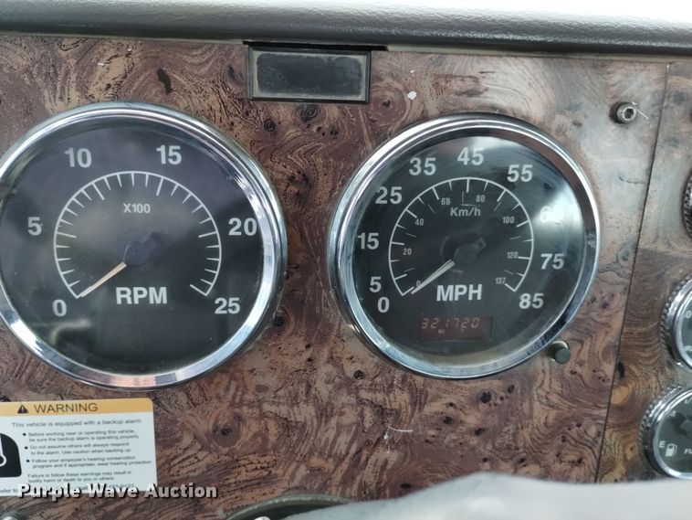 image for item DQ5975 1999 International 5000 ready mix truck