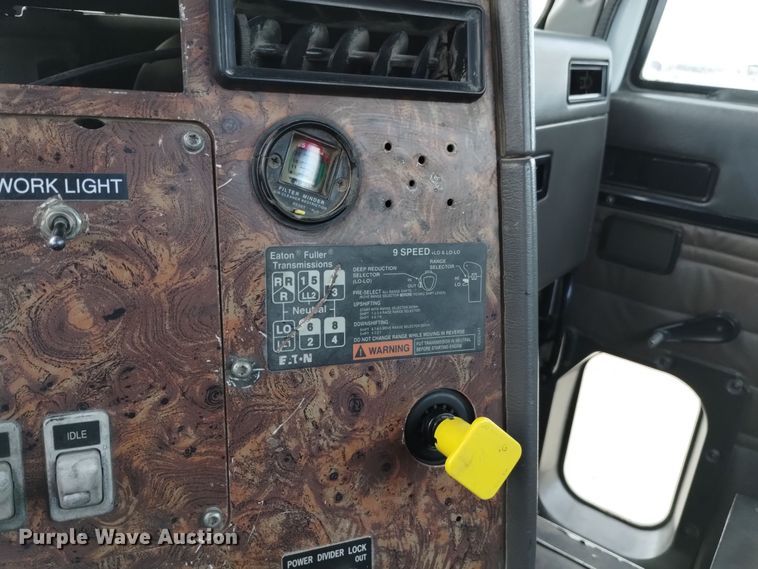 image for item DQ5975 1999 International 5000 ready mix truck