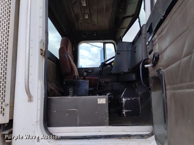 image for item DQ5975 1999 International 5000 ready mix truck