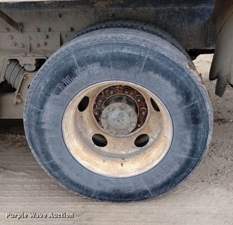 image for item DQ5975 1999 International 5000 ready mix truck