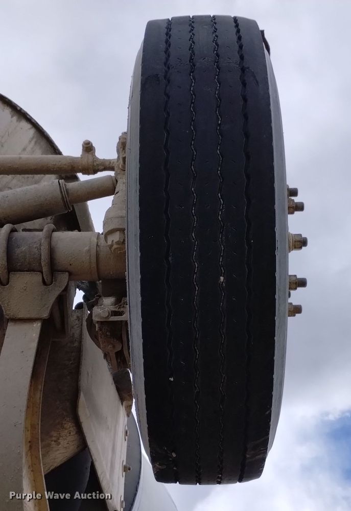 image for item DQ5975 1999 International 5000 ready mix truck