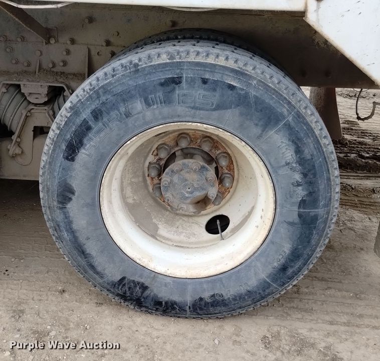 image for item DQ5975 1999 International 5000 ready mix truck