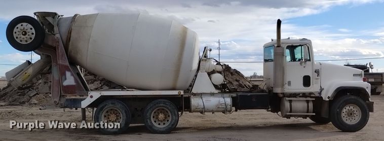 image for item DQ5977 2000 International 5000 ready mix truck