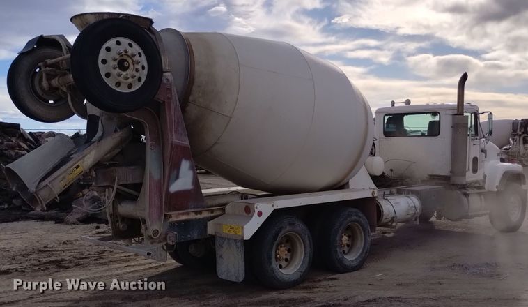 image for item DQ5977 2000 International 5000 ready mix truck