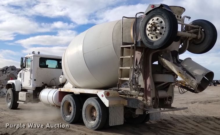 image for item DQ5977 2000 International 5000 ready mix truck