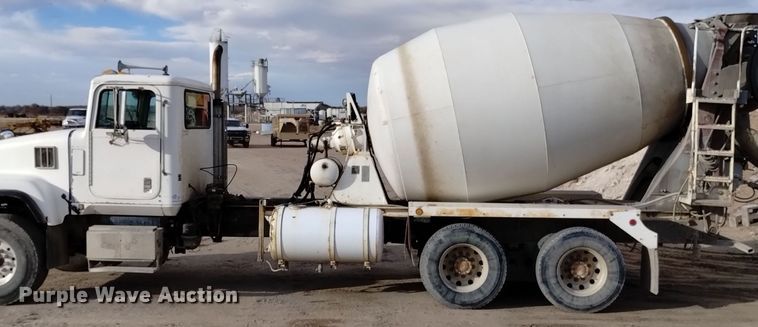 image for item DQ5977 2000 International 5000 ready mix truck