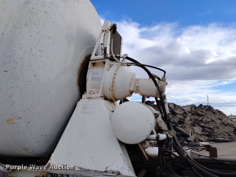 image for item DQ5977 2000 International 5000 ready mix truck