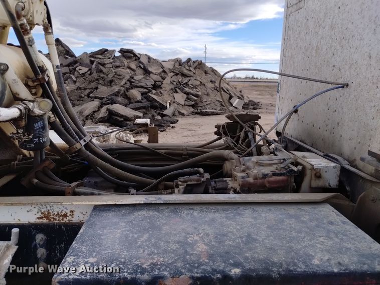 image for item DQ5977 2000 International 5000 ready mix truck