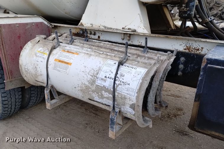 image for item DQ5977 2000 International 5000 ready mix truck