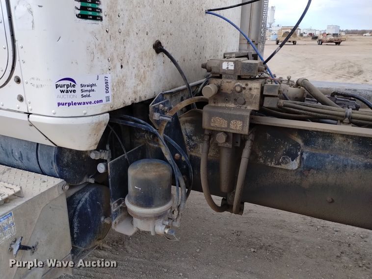 image for item DQ5977 2000 International 5000 ready mix truck