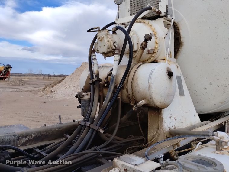 image for item DQ5977 2000 International 5000 ready mix truck