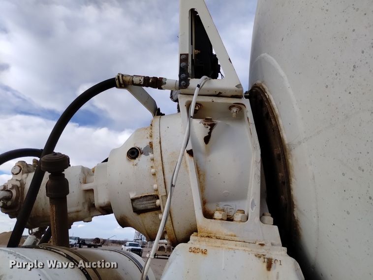 image for item DQ5977 2000 International 5000 ready mix truck