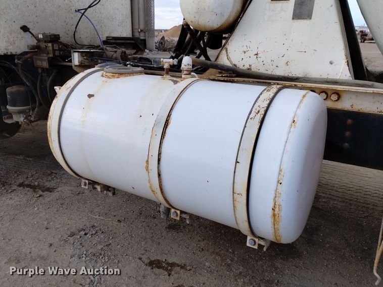 image for item DQ5977 2000 International 5000 ready mix truck