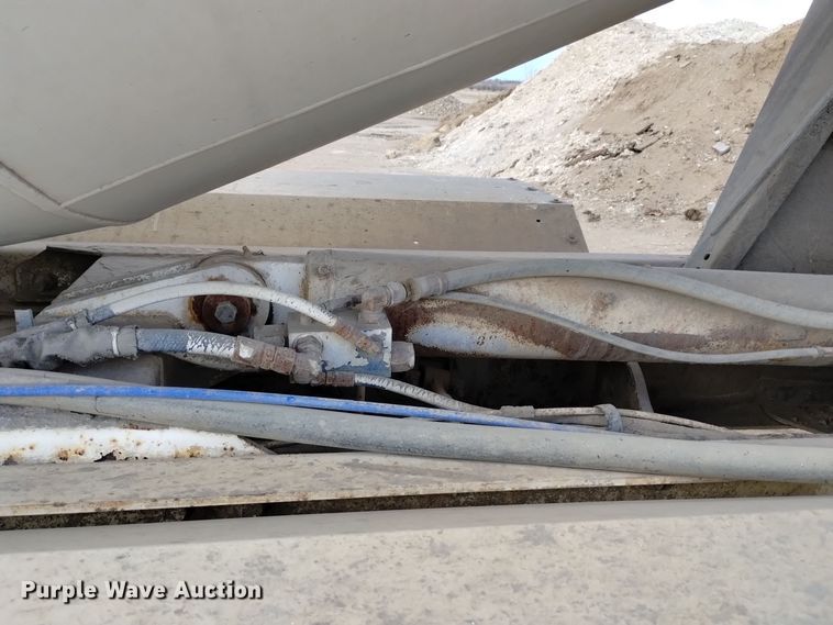 image for item DQ5977 2000 International 5000 ready mix truck