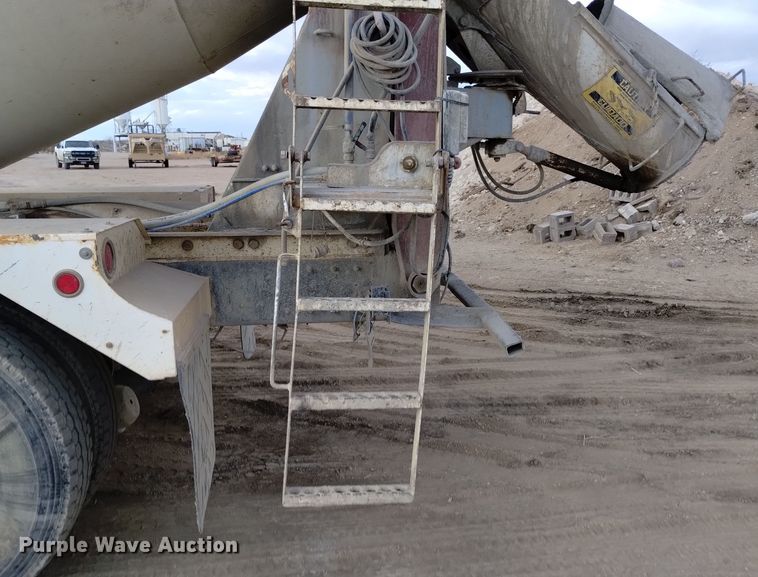 image for item DQ5977 2000 International 5000 ready mix truck