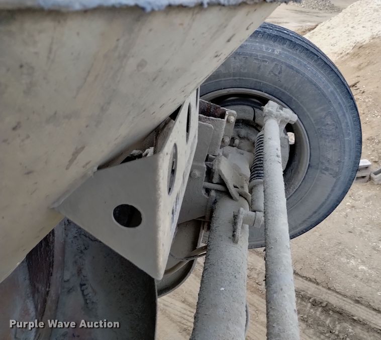 image for item DQ5977 2000 International 5000 ready mix truck