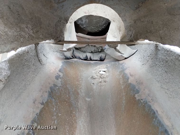 image for item DQ5977 2000 International 5000 ready mix truck