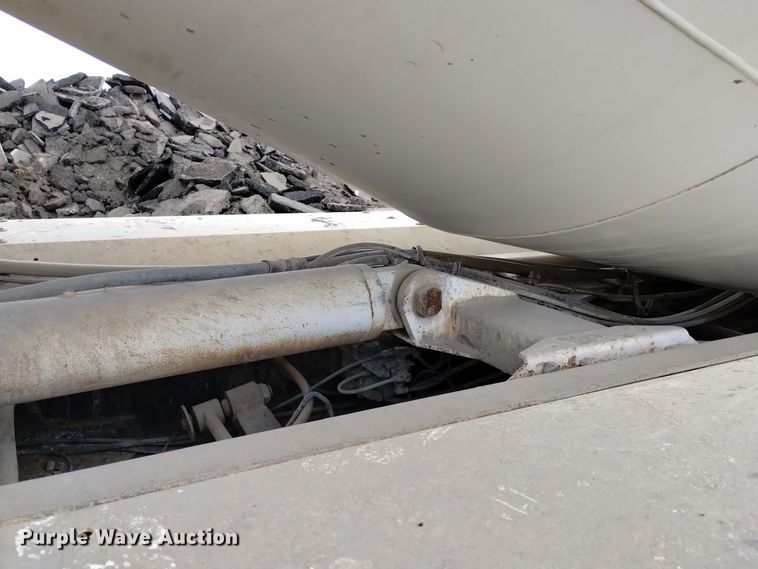 image for item DQ5977 2000 International 5000 ready mix truck