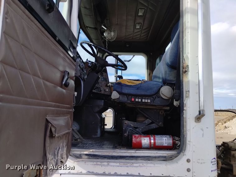 image for item DQ5977 2000 International 5000 ready mix truck