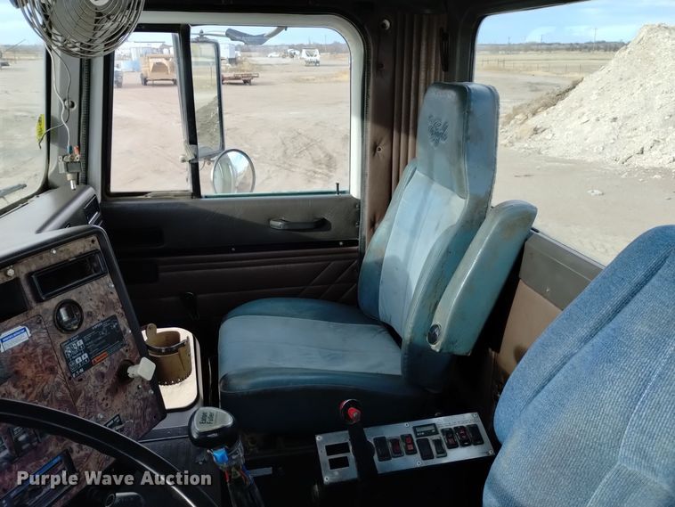 image for item DQ5977 2000 International 5000 ready mix truck