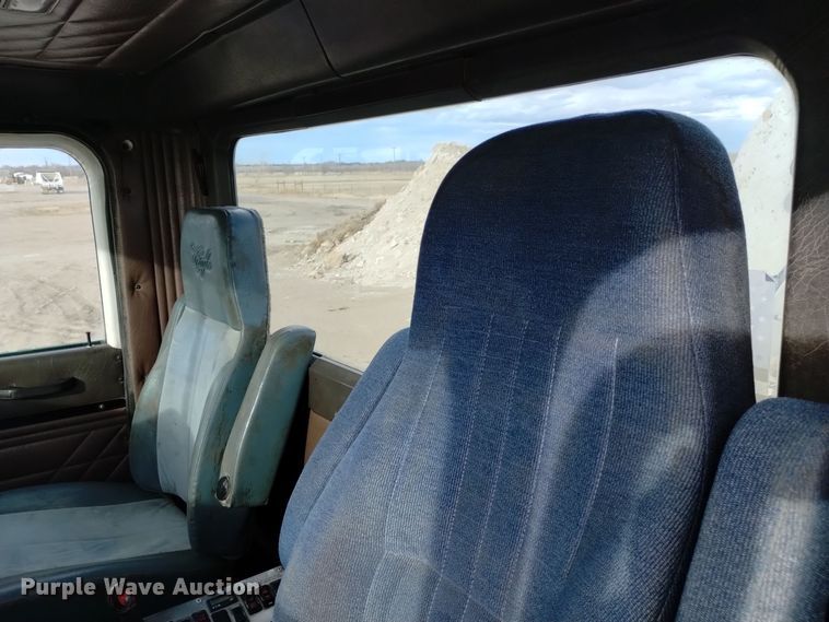 image for item DQ5977 2000 International 5000 ready mix truck