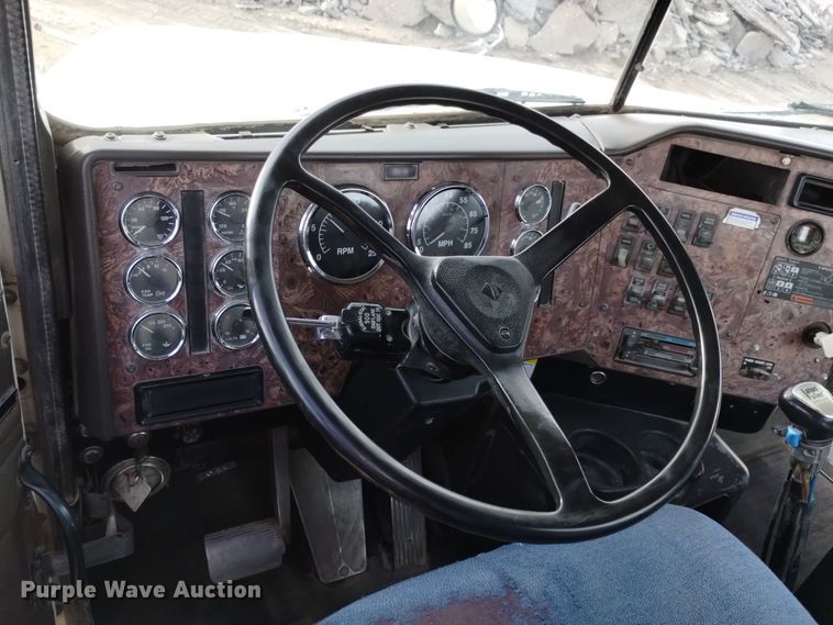 image for item DQ5977 2000 International 5000 ready mix truck