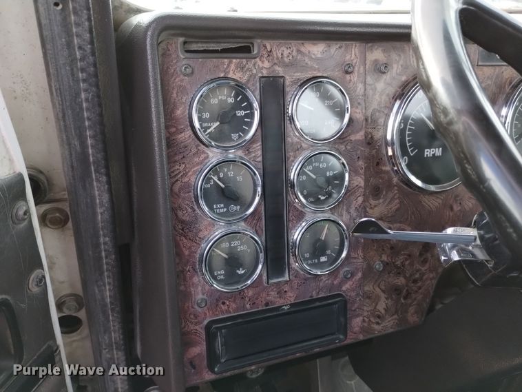 image for item DQ5977 2000 International 5000 ready mix truck