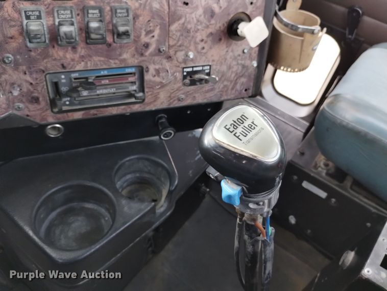 image for item DQ5977 2000 International 5000 ready mix truck