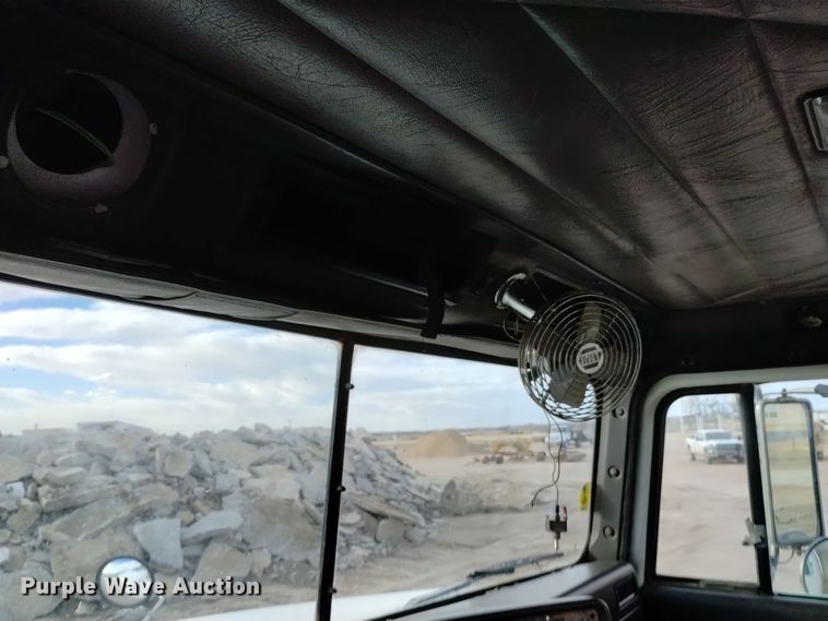 image for item DQ5977 2000 International 5000 ready mix truck