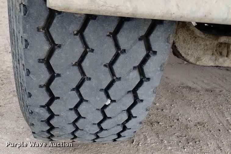 image for item DQ5977 2000 International 5000 ready mix truck